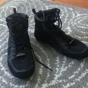 Iron tank lifting shoe